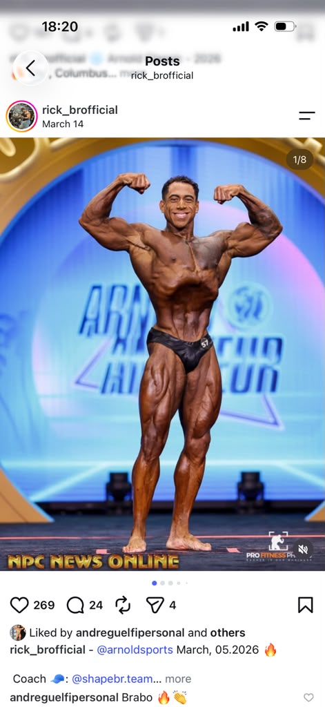 Rick posando no palco do Arnold Sports